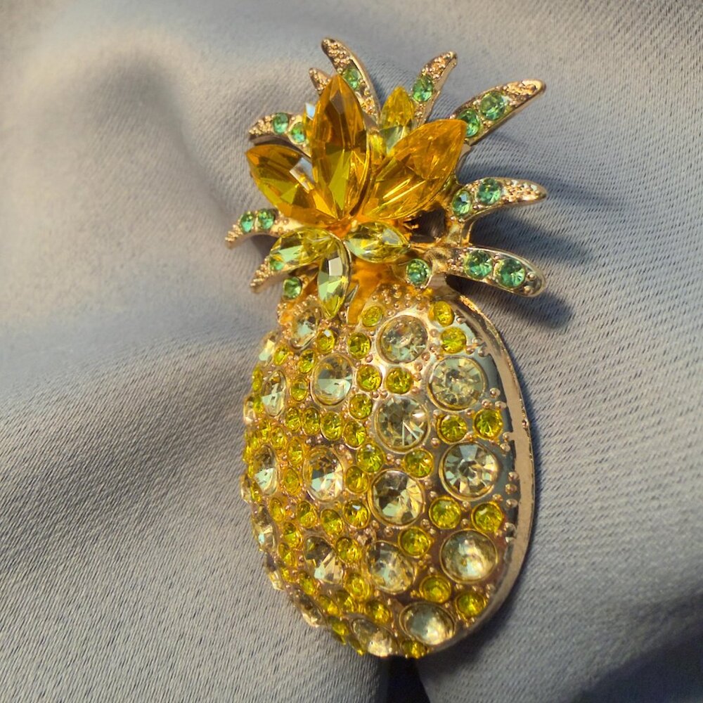 Pineapple Brooch Rhinestone Statement Pin Gold Tone 2.5" - Picture 3 of 5